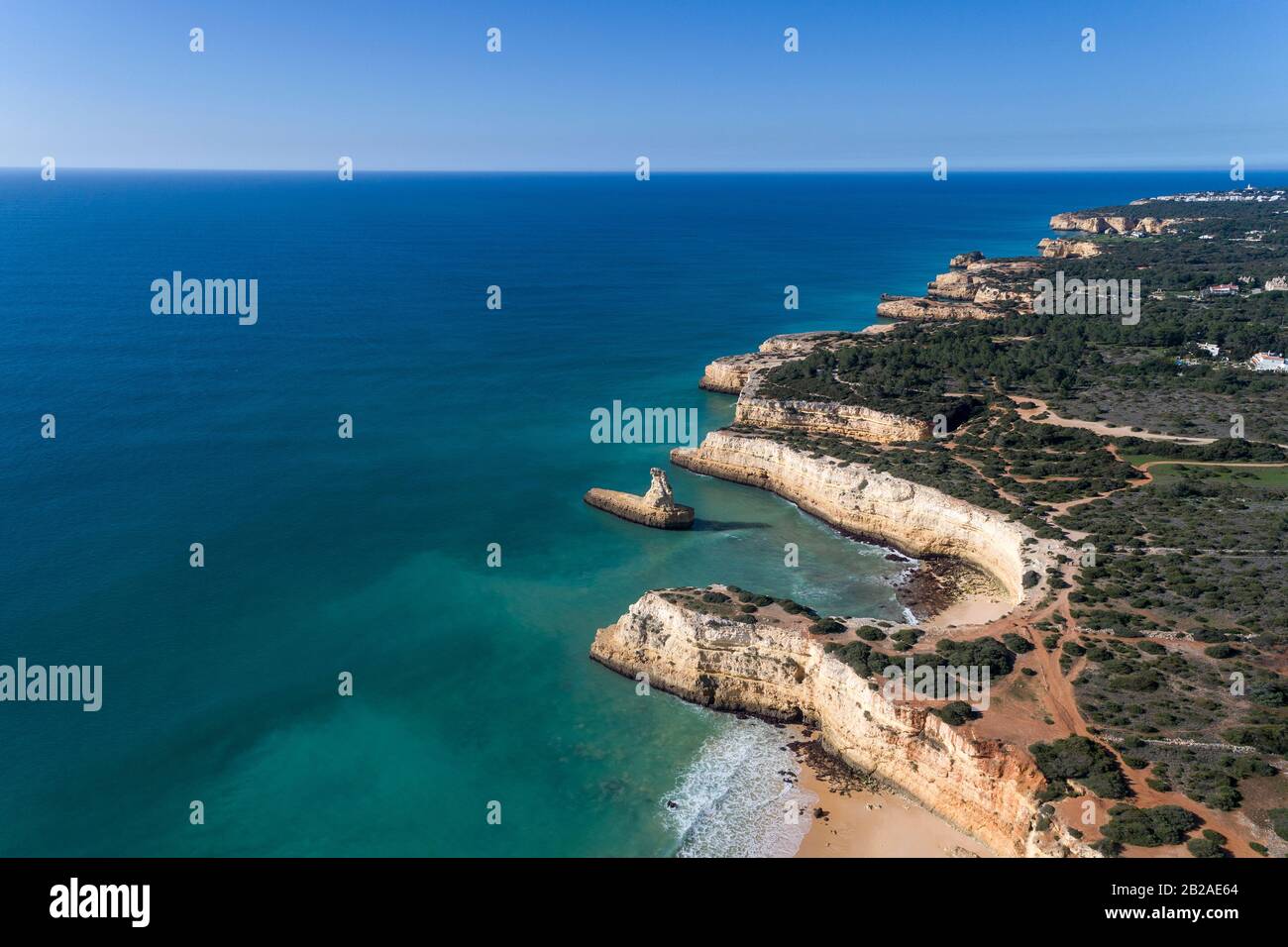 Photo de drone aérienne de la magnifique côte le long de Porches et des plages, près d'Armacao de Pera, Algarve, Portugal Banque D'Images