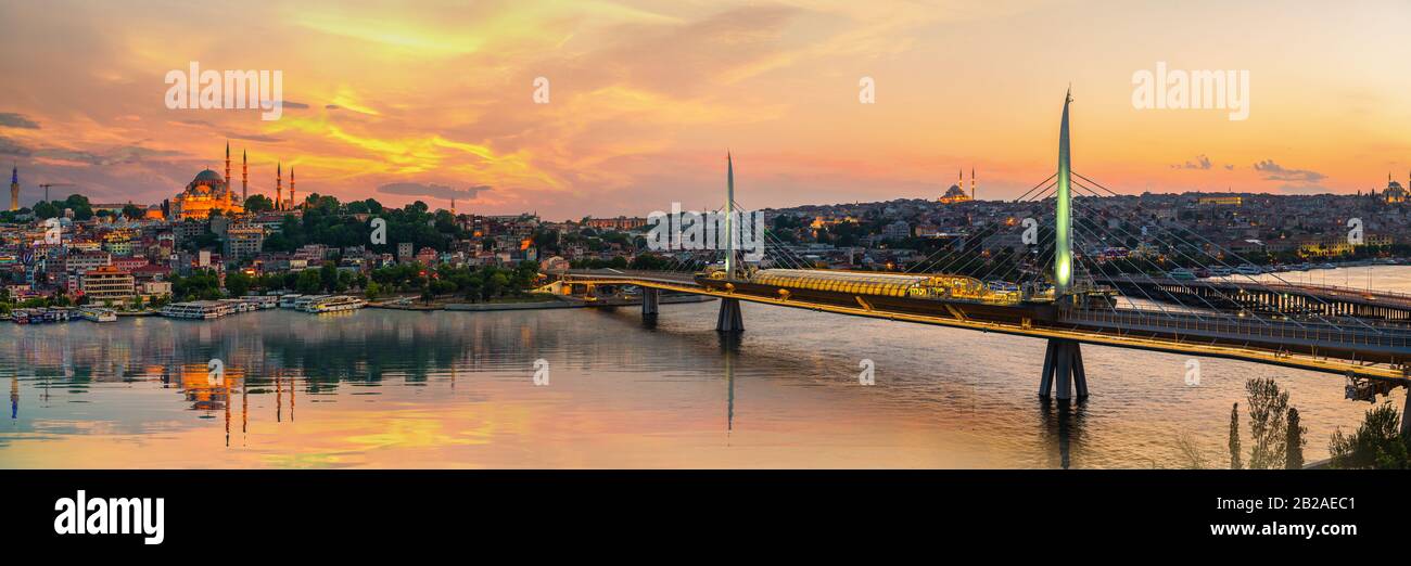 La station de métro sur le pont de Golden Horn Banque D'Images