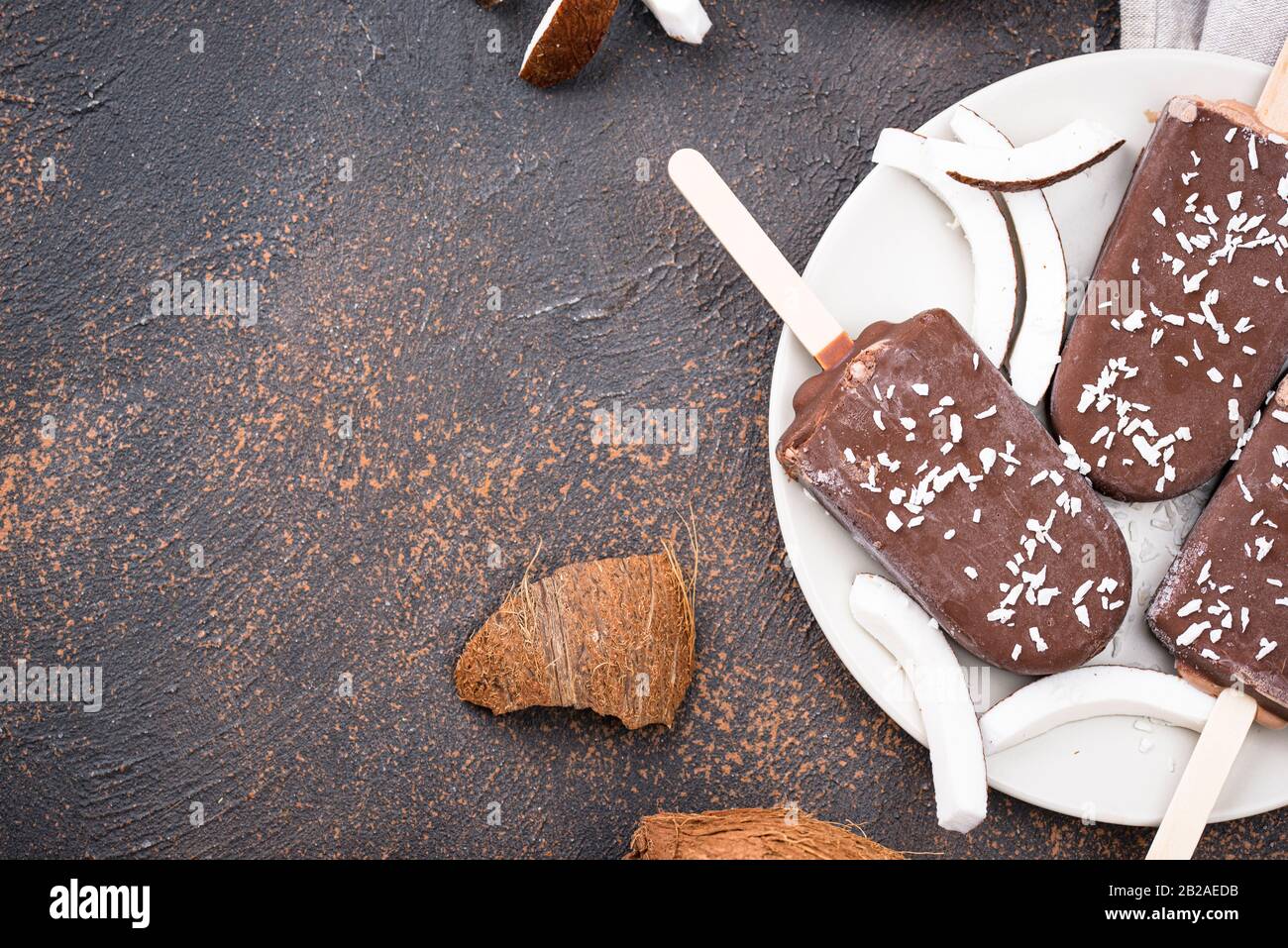 Popsicles de noix de coco dans le glaçage au chocolat Banque D'Images