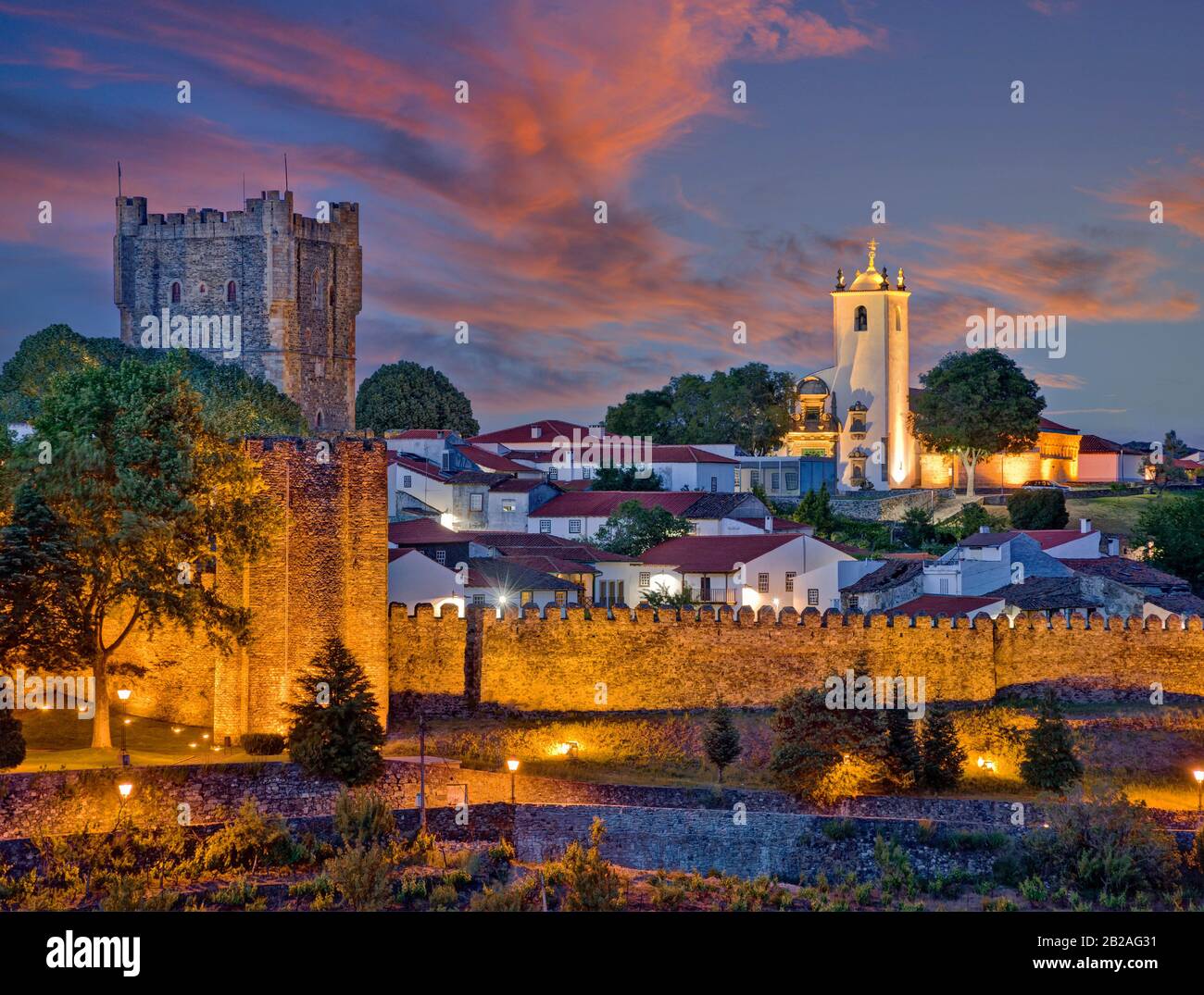 Portugal, Tras-os-montes, château de Braganca et église de Santa Maria au crépuscule Banque D'Images