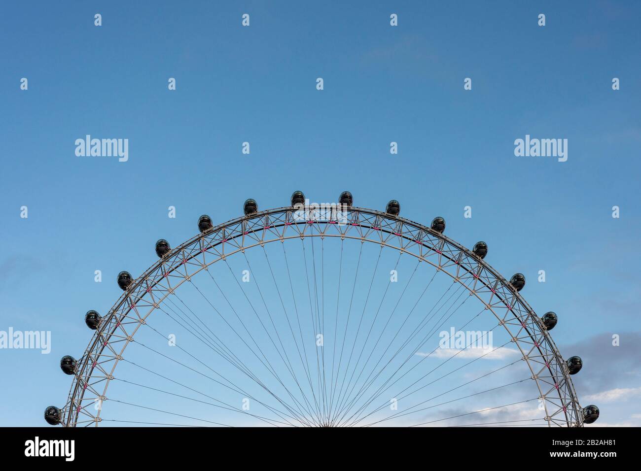 La partie supérieure du London Eye composition symétrique contre le ciel bleu du soir à Londres, Royaume-Uni espace copie Banque D'Images