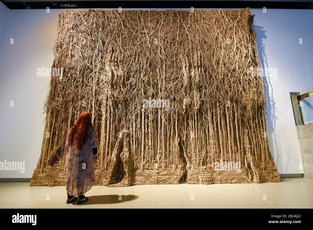 Londres, Royaume-Uni. 2 Mars 2020. Un membre du personnel a vue sur 'Foret Palatin', 2019-2020, par Eva Jospin. Aperçu de l'exposition « Parmi Les Arbres » à la Hayward Gallery sur la Southbank. Les œuvres d'art de 38 artistes internationaux explorent la relation de l'homme avec les arbres et les forêts à un moment où la destruction des forêts s'accélère dans le spectacle qui se déroule du 4 mars au 17 mai 2020. Crédit: Stephen Chung / Alay Live News Banque D'Images