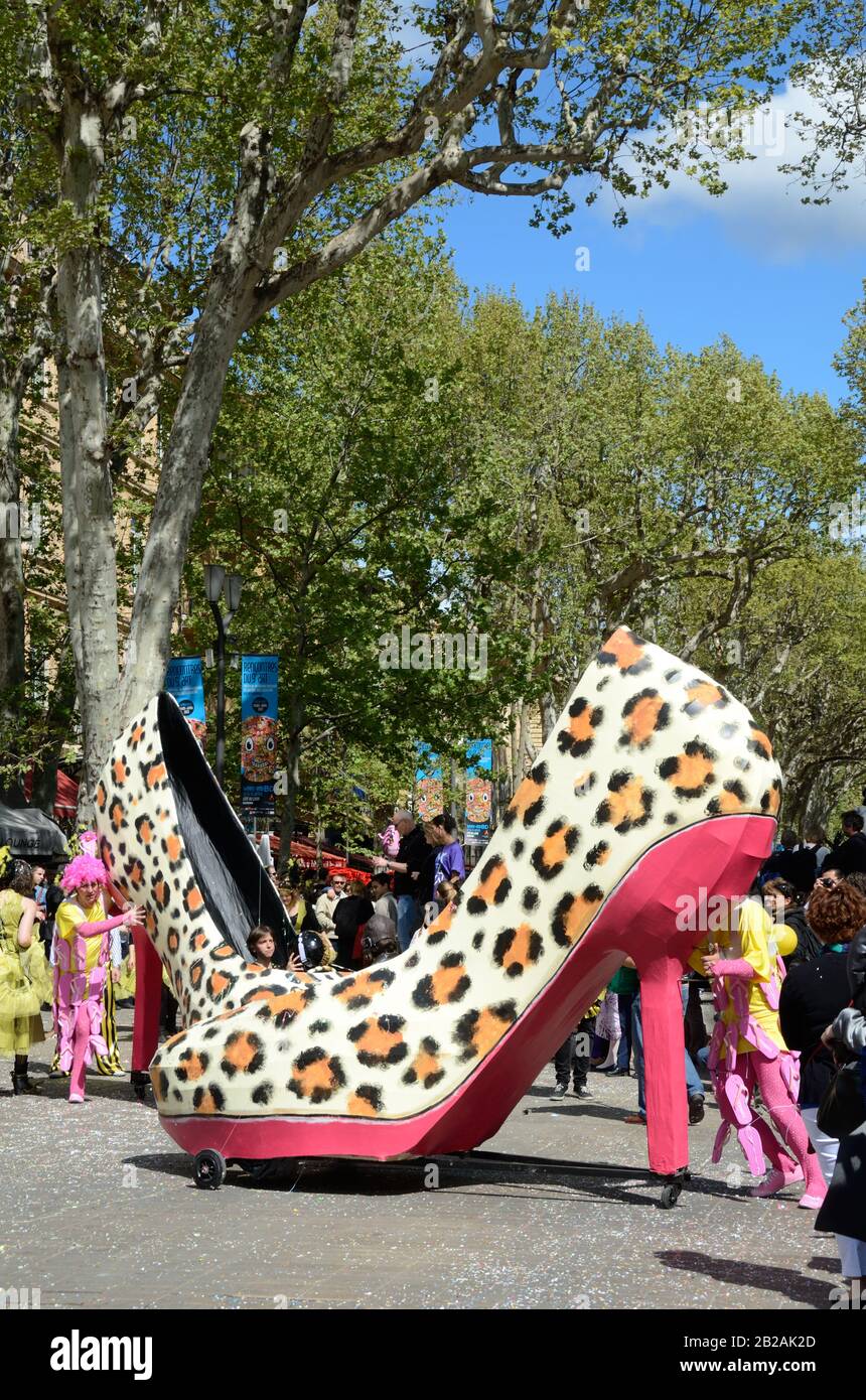 Le Carnaval Flotte, y compris une voiture à chaussures géantes à talons hauts au Carnaval de printemps sur le cours Mirabeau Aix-en-Provence Provence France Banque D'Images