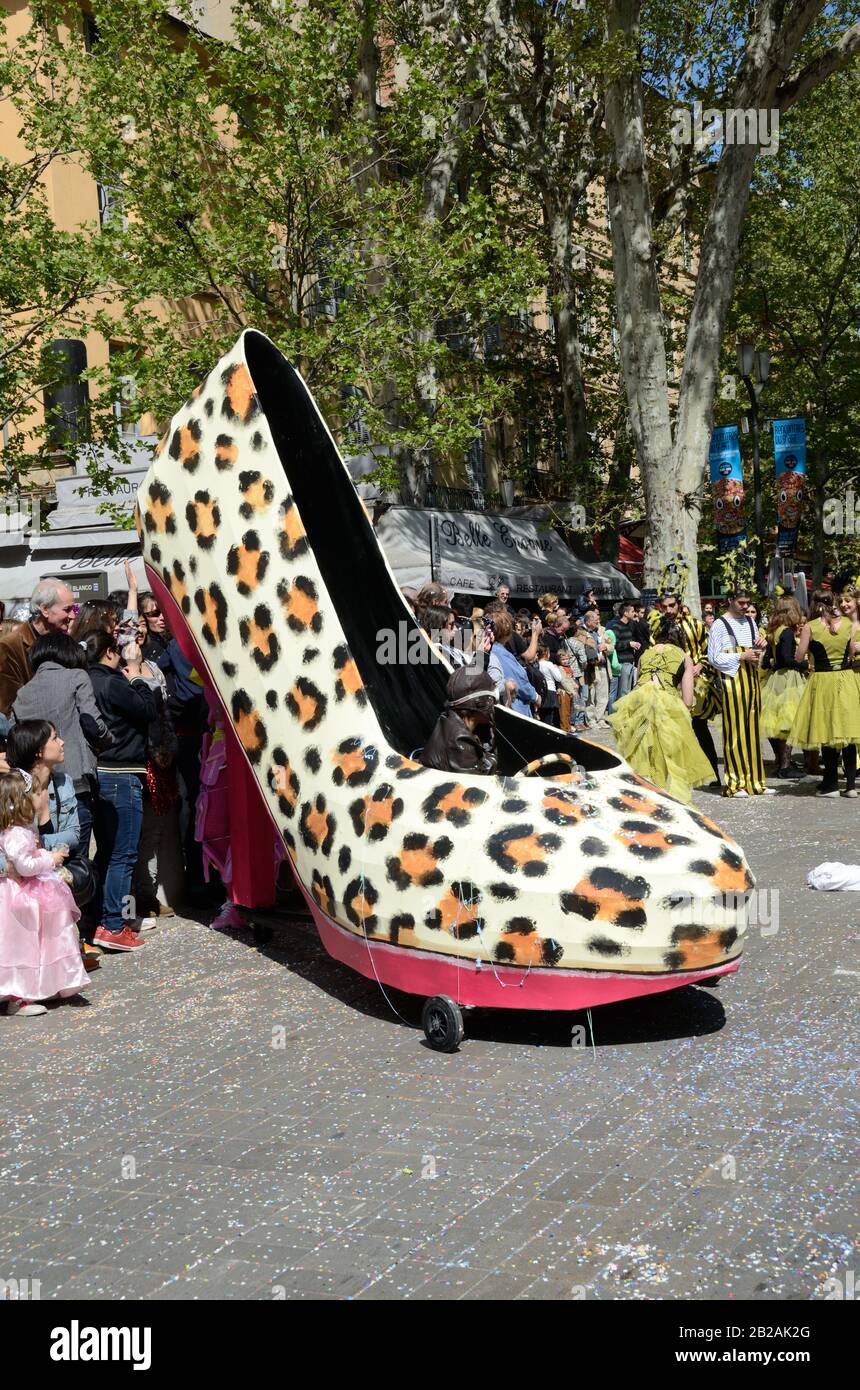 Chaussure Géante En Tant Que Voiture Soapbox Ou Voiture Modèle Comique Au  Carnaval De Printemps Sur Le Cours Mirabeau Aix-En-Provence Provence France  Photo Stock - Alamy