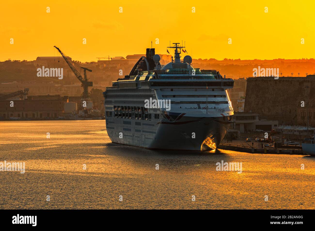 Grand bateau de croisière ancré dans le port de la Valette, Malte. Banque D'Images