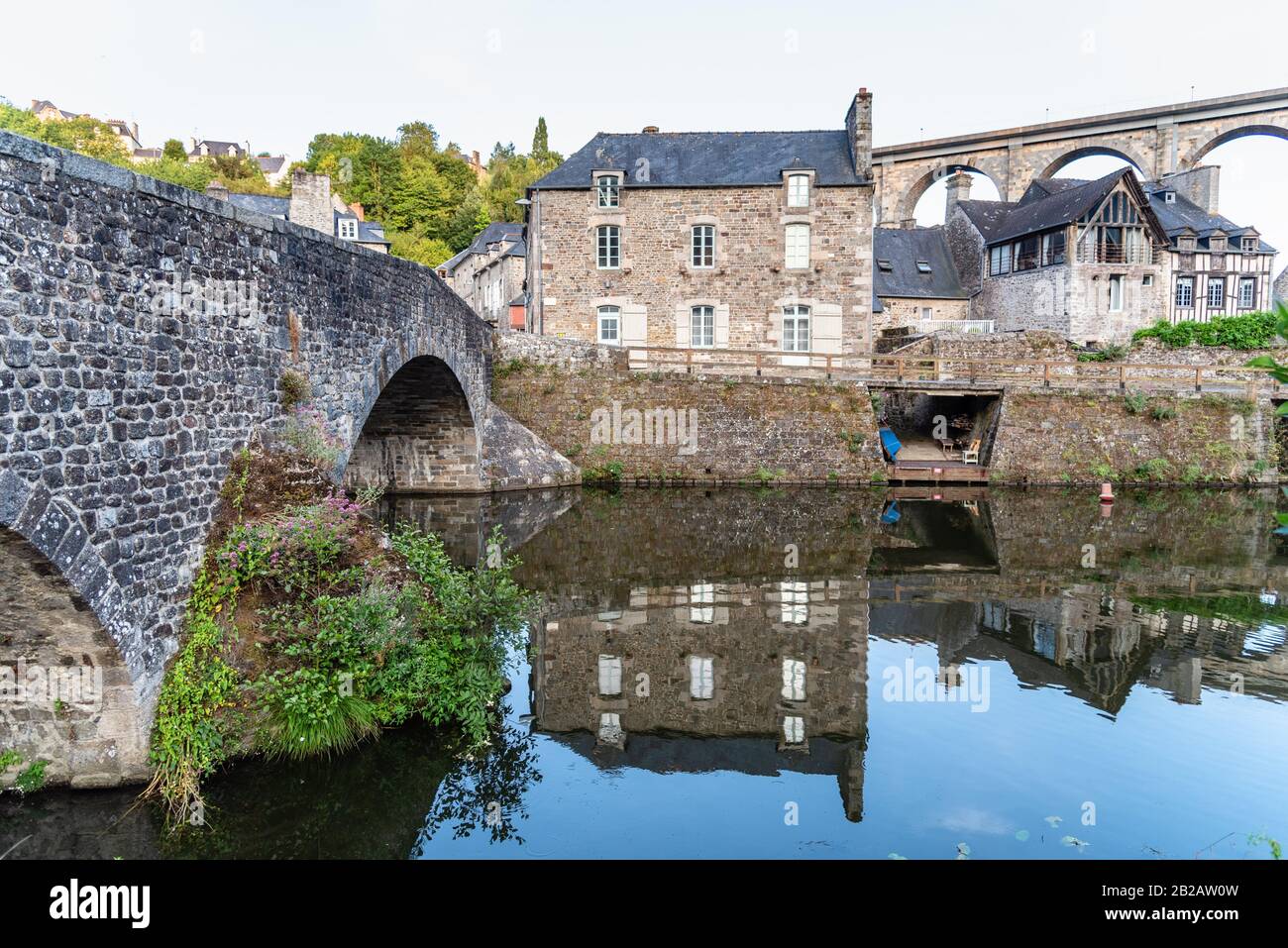 Vue sur le pont médiéval de Dinan sur la rivière Rance et le port, Bretagne française. Banque D'Images