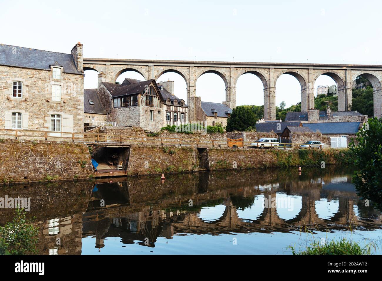 Vue sur le viaduc de Dinan sur la rivière Rance et le port, Bretagne française. Banque D'Images