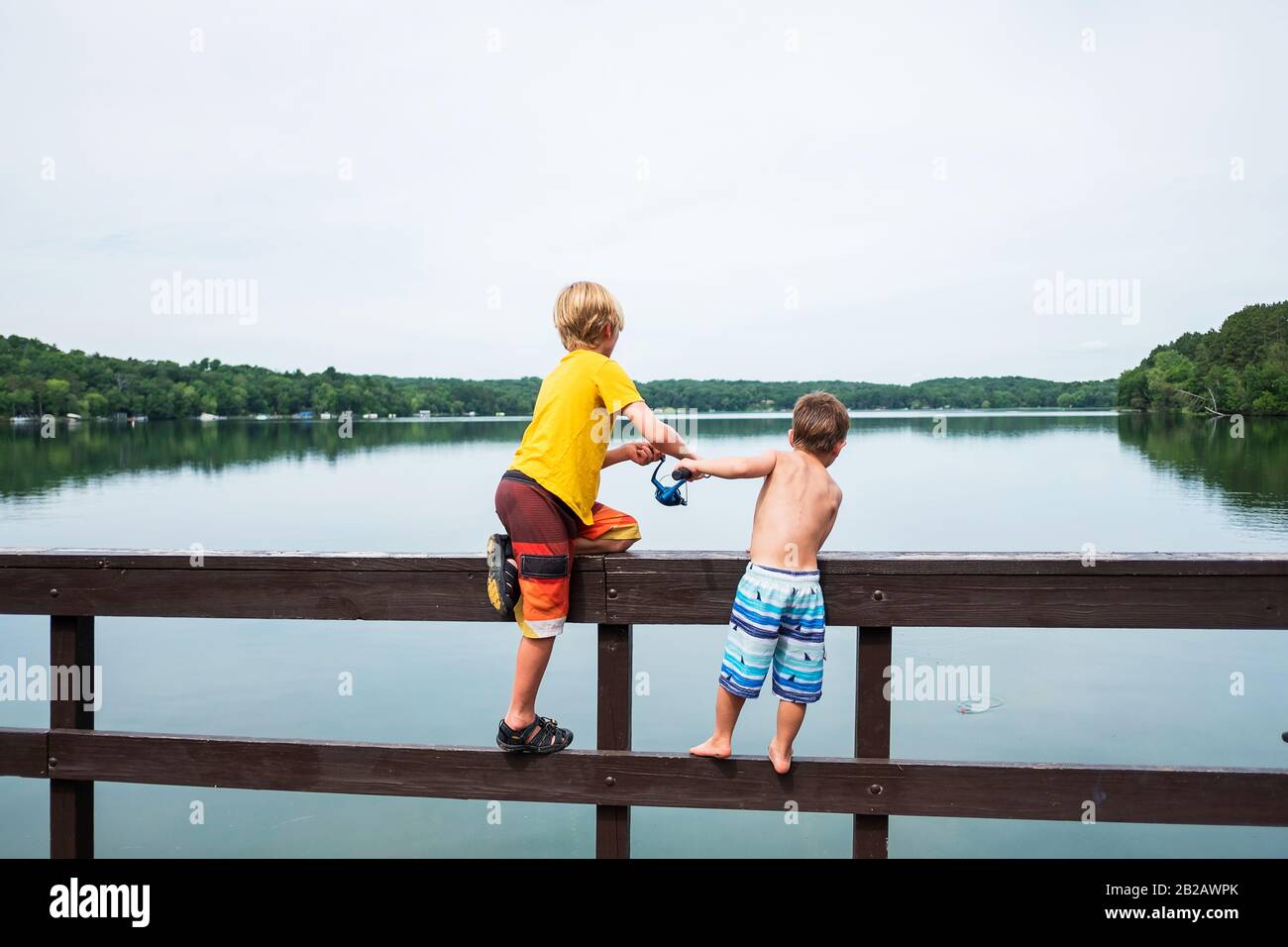 Deux garçons debout sur une jetée de pêche, États-Unis Banque D'Images