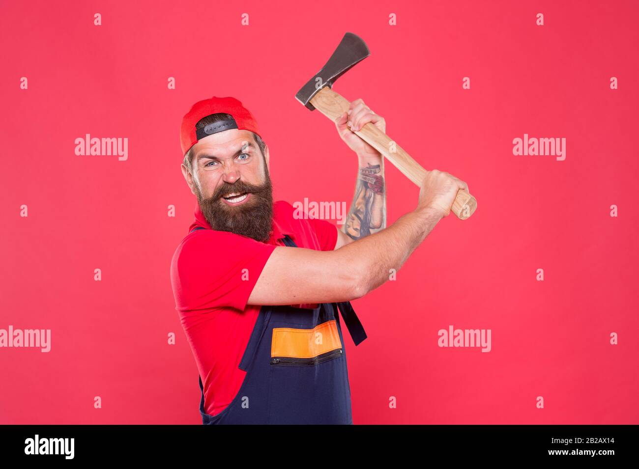Assez courageux. Utilisez la lame dans le barbershop. Homme brutal et barbu. Homme agressif avec hache. Forester tenir la hache. Homme en coupe uniforme barbe avec hache. Homme barbu brutal utiliser hache dans les mains. Randonnée vacances. Banque D'Images