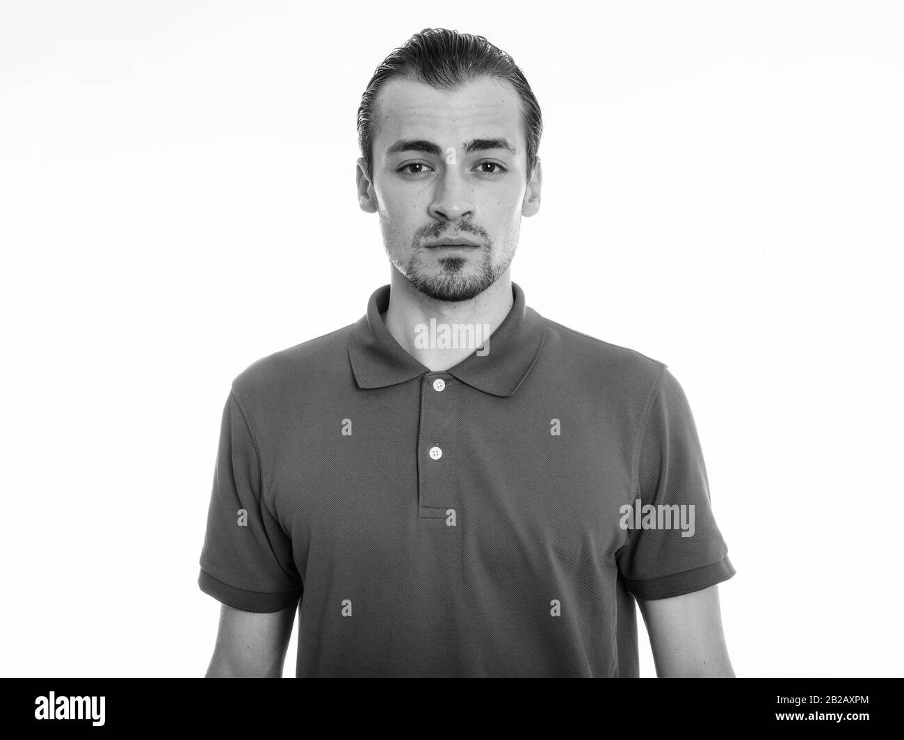 Portrait de jeune homme barbu contre fond blanc Banque D'Images