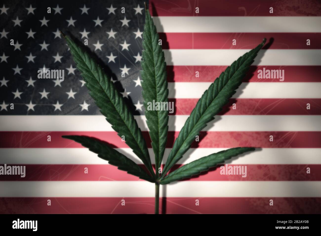 Feuille de cannabis sur un drapeau américain, États-Unis Banque D'Images