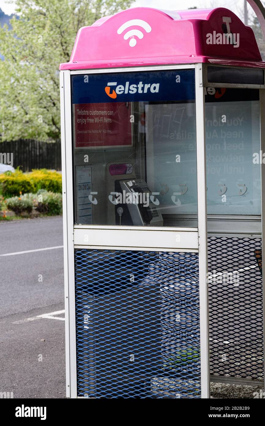 Phonebox avec point WiFi dans Australian Country Town Banque D'Images