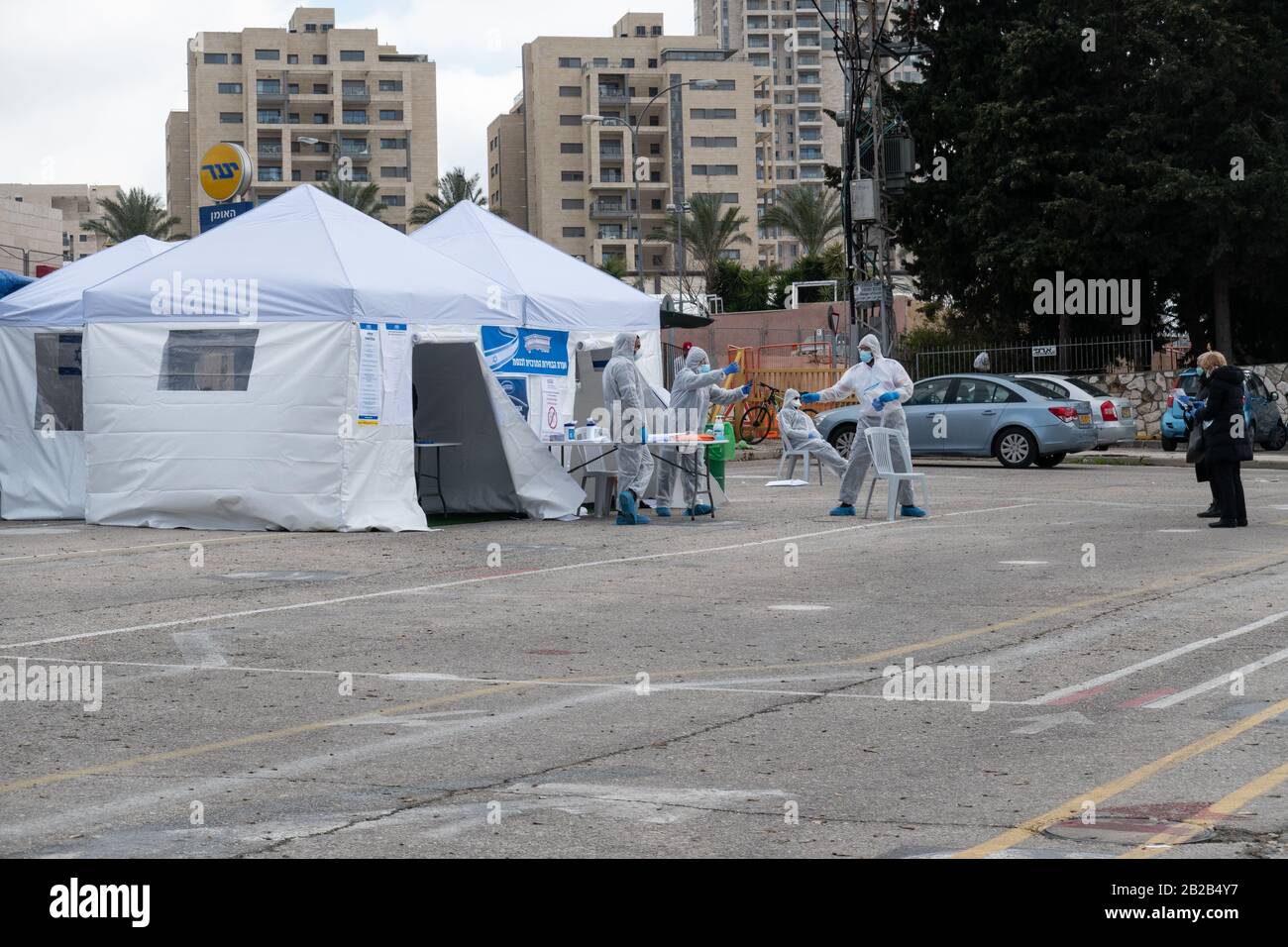 Jérusalem, Israël. 2 mars 2020. Les Israéliens de moins de 14 jours de quarantaine obligatoire pour leur domicile, en raison d'une exposition soupçonnée au coronavirus, exercent leur droit de vote lors de la troisième série des élections nationales d'Israël de 2020 pour le parlement, la 23ème Knesset, dans des bureaux de vote spéciaux érigés pour les accueillir. Crédit: Nir Alon/Alay Live News Banque D'Images