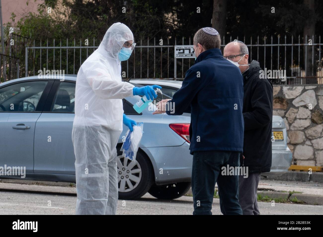 Jérusalem, Israël. 2 mars 2020. Les Israéliens de moins de 14 jours de quarantaine obligatoire pour leur domicile, en raison d'une exposition soupçonnée au coronavirus, exercent leur droit de vote lors de la troisième série des élections nationales d'Israël de 2020 pour le parlement, la 23ème Knesset, dans des bureaux de vote spéciaux érigés pour les accueillir. Crédit: Nir Alon/Alay Live News Banque D'Images