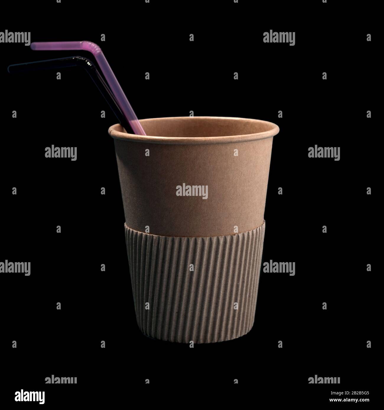 Tasse en papier jetable sur fond noir Banque D'Images