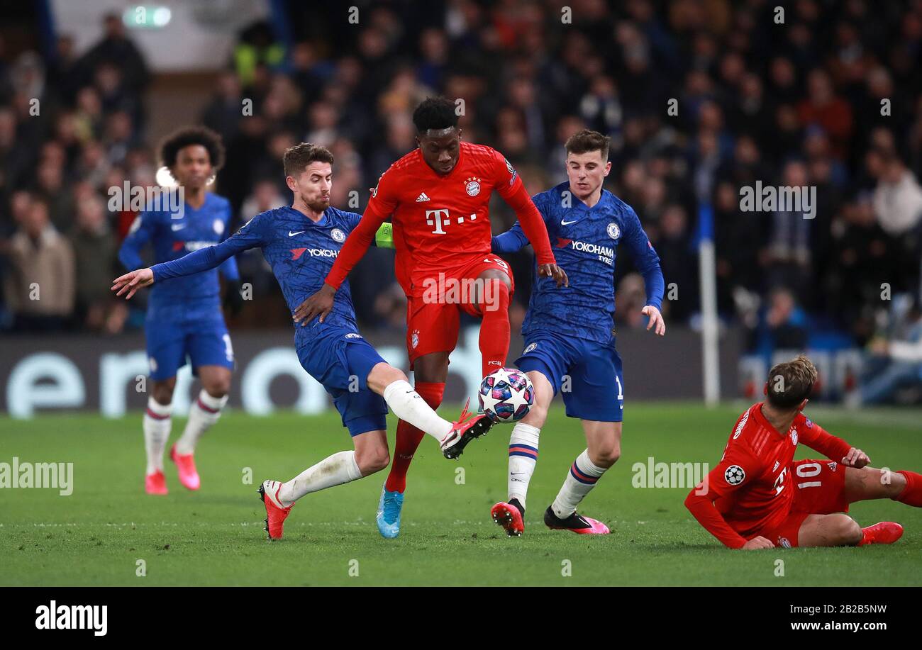 Le Bayern Munich Alphonso Davies (centre) lutte avec le Jorginho de Chelsea (à gauche) et le mont Mason Banque D'Images