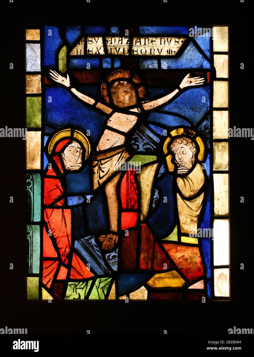 Cracovie. Cracovie. Pologne. Fenêtre médiévale en vitraux. Crucifixion, env. 1300. Collection de Poznan. Banque D'Images