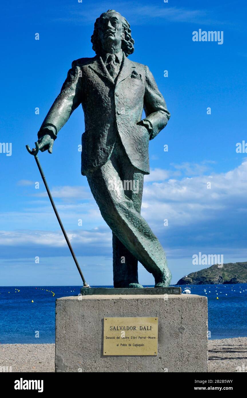 Cadaques, ESPAGNE - 20 MAI : détail d'une statue de bronze grandeur nature à Salvador Dali célèbre le 20 mai 2015 à Cadaques, Espagne. Cette petite ville de la Costa Banque D'Images