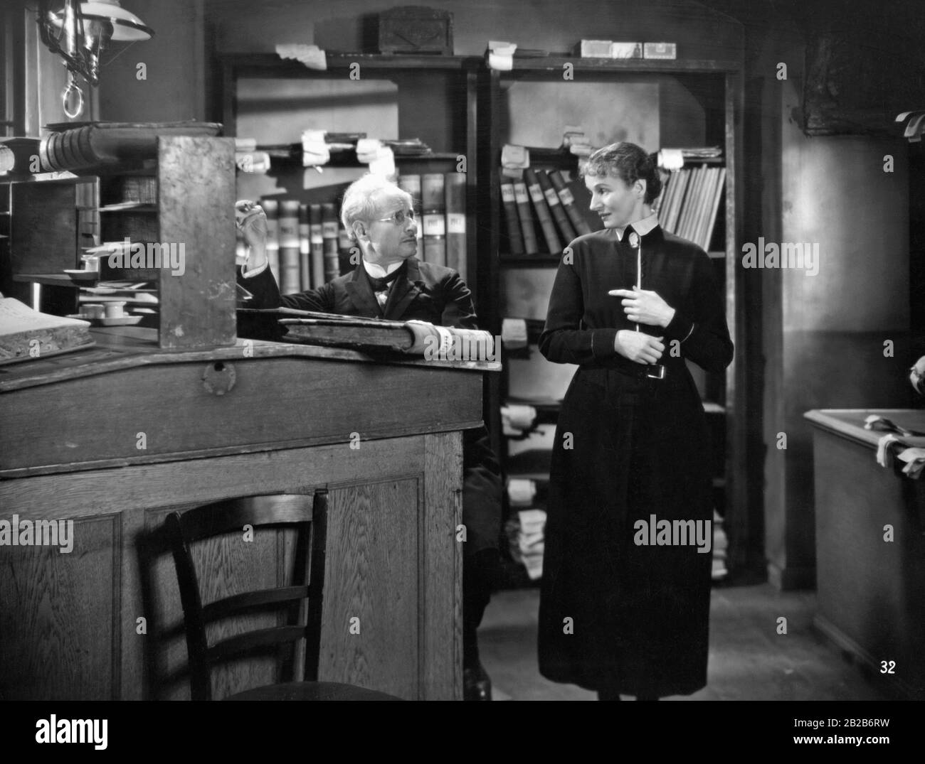 Les employés de bureau dans un bureau meublé dans le style de l'époque avec des bureaux hauts. Banque D'Images