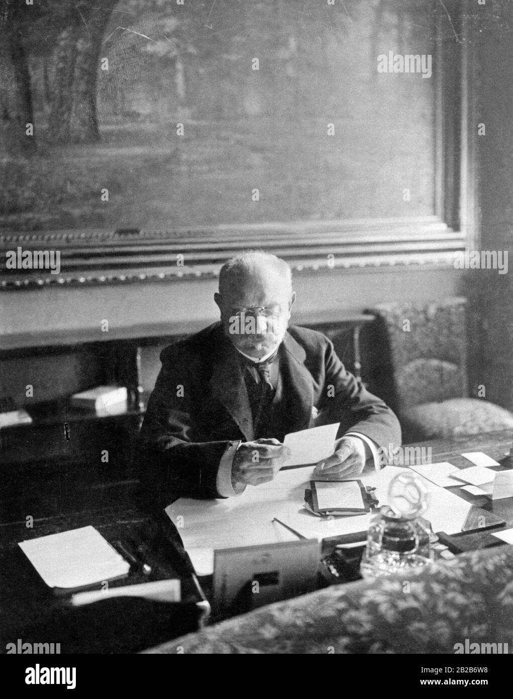 Jules Cambon, ambassadeur de France avant la première Guerre mondiale dans son étude au Palais de l'ambassade à Pariser Platz 5. Banque D'Images