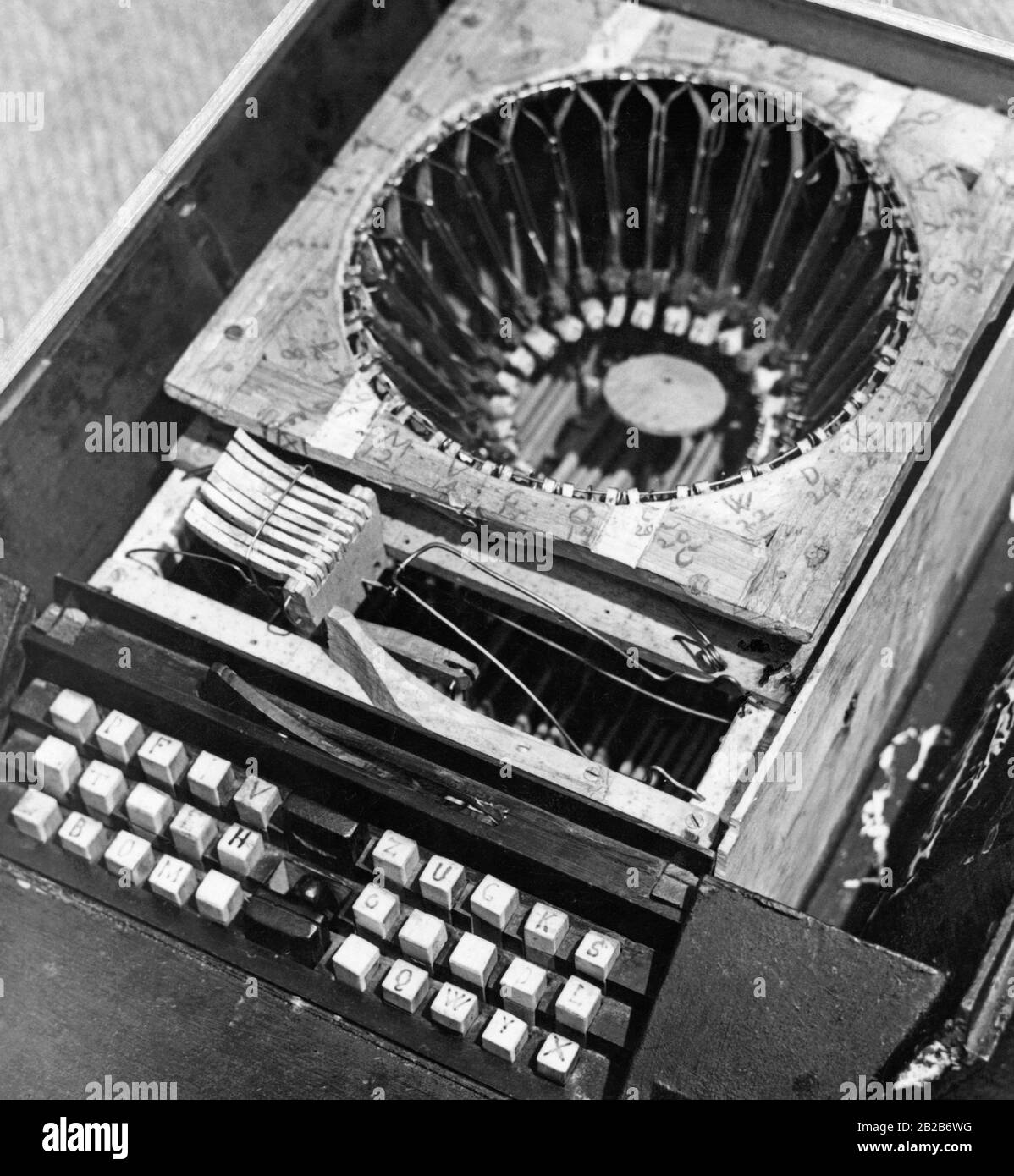 La plus ancienne machine à écrire allemande, construite par le charpentier des Partschins et la menuisier Peter Mitterhofer en 1864, est exposée à l'exposition "Deutsches Volk - Deutsche Arbeit" 1934 à Berlin. Banque D'Images