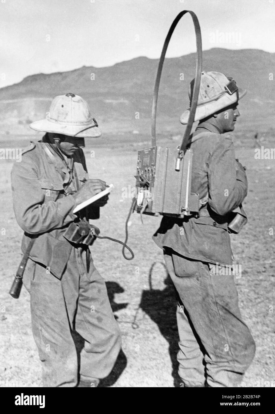Soldats italiens sur le front nord pendant la guerre Abyssinienne, travaillant avec des stations de radio portables. Cela leur permet de communiquer avec le siège même dans les endroits les plus éloignés, ce qui permet à l'avance italienne d'être rapide. Banque D'Images