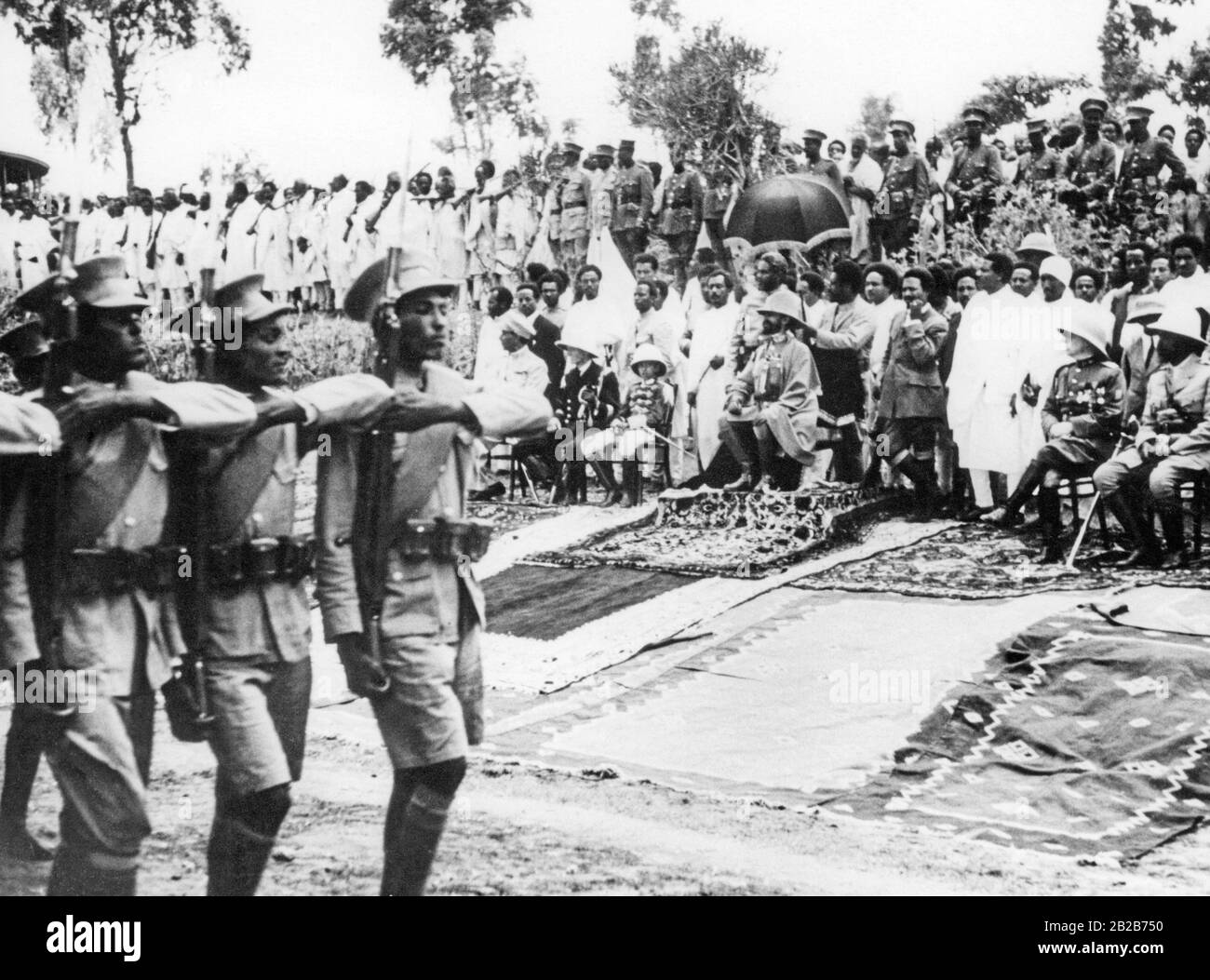 L'empereur Abyssinien Haile Selassie I en uniforme du commandant en chef de l'armée éthiopienne au cours d'une marche passée des quelques unités de son armée équipées d'armes européennes modernes. Banque D'Images