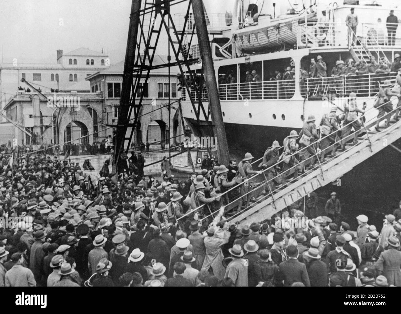 Les chemises de Greyshirts italiens (Grauhemden) embarquent dans un navire de guerre au port de Gênes pour lutter contre l'Éthiopie. Banque D'Images
