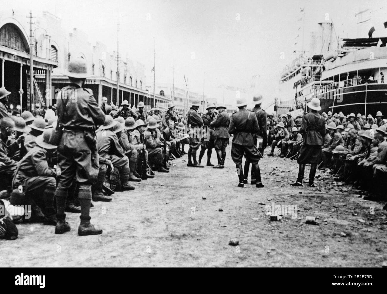 greyshirts-italiens-grauhemden-au-port-de-massua-en-erythree-d-aujourd-hui-sur-leur-chemin-a-la-guerre-contre-abyssinia-2b2b75d.jpg