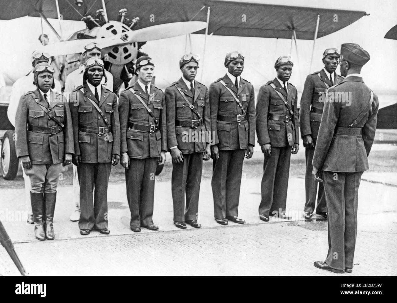 Le premier Escadron de vol africain, ici paraissant devant leur chef Walter Crumbley. Sur la gauche, il y a une femme soldat, Lola Jackson, qui était très inhabituelle à cette époque. Au début de 1935, l'escadron de pilotage s'est régulièrement préparé à Roosevelt Airfield près de New York pour lutter pour l'indépendance du dernier empire africain dans une éventuelle guerre contre l'Italie. Les membres de l'escadron étaient des Afro-Américains vivant dans le district de New York à Harlem. Banque D'Images