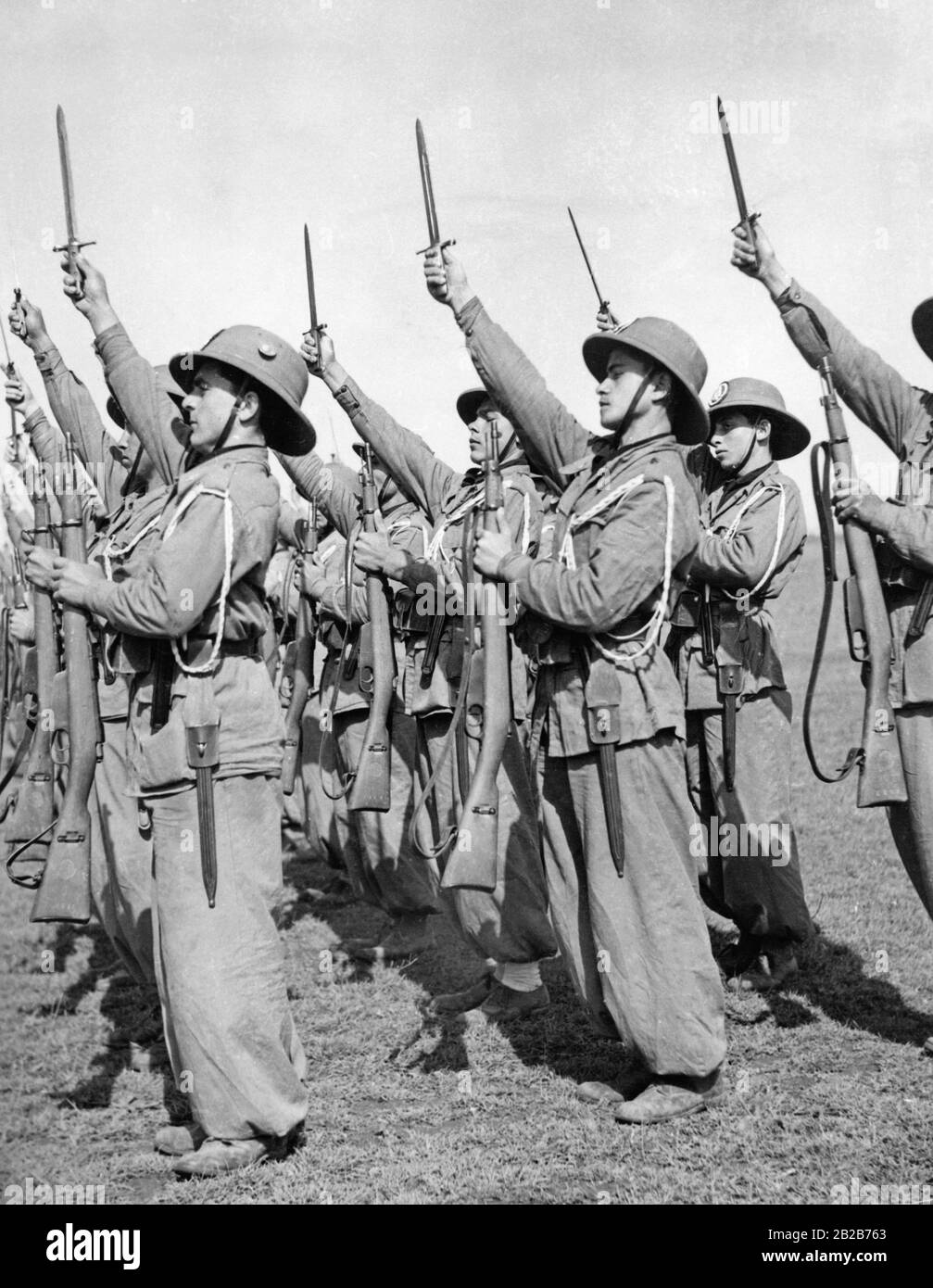 Les jeunes italiens des colonies exercent dans un camp de la Balilla, l'organisation de jeunes du Parti fasciste national italien fondé en 1926. Banque D'Images