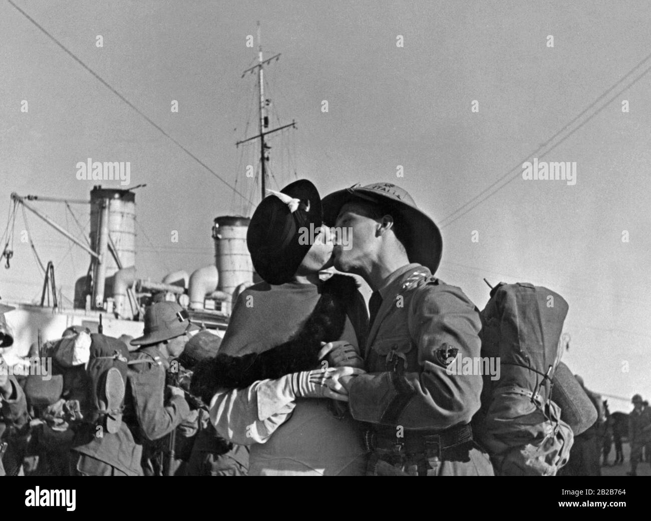 Un soldat italien qui va à la guerre contre l'Éthiopie dit au revoir à son bien-aimé au port. Banque D'Images