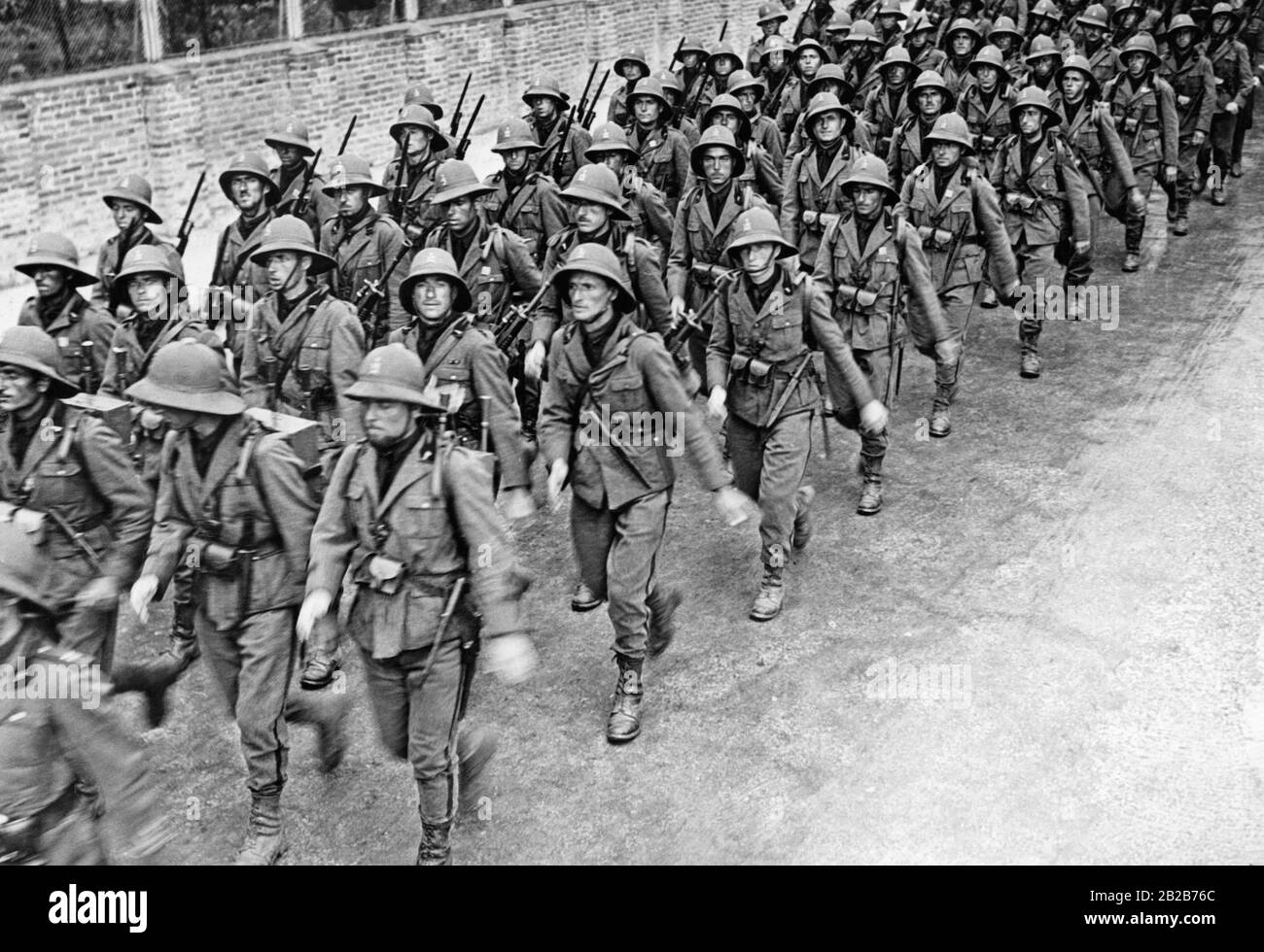 Un bataillon de Greyshirts italiens (Grauhemden) participent à des exercices tactiques pour la guerre à Abyssinia. Banque D'Images