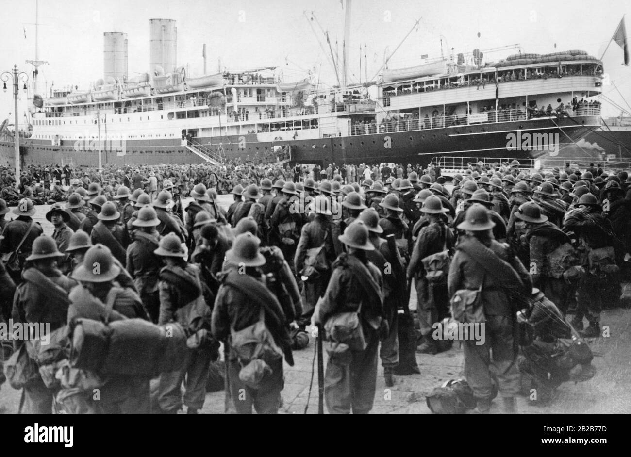Les troupes italiennes attendent au port de Messina en Sicile pour monter à bord du navire de transport vers le front éthiopien. Banque D'Images