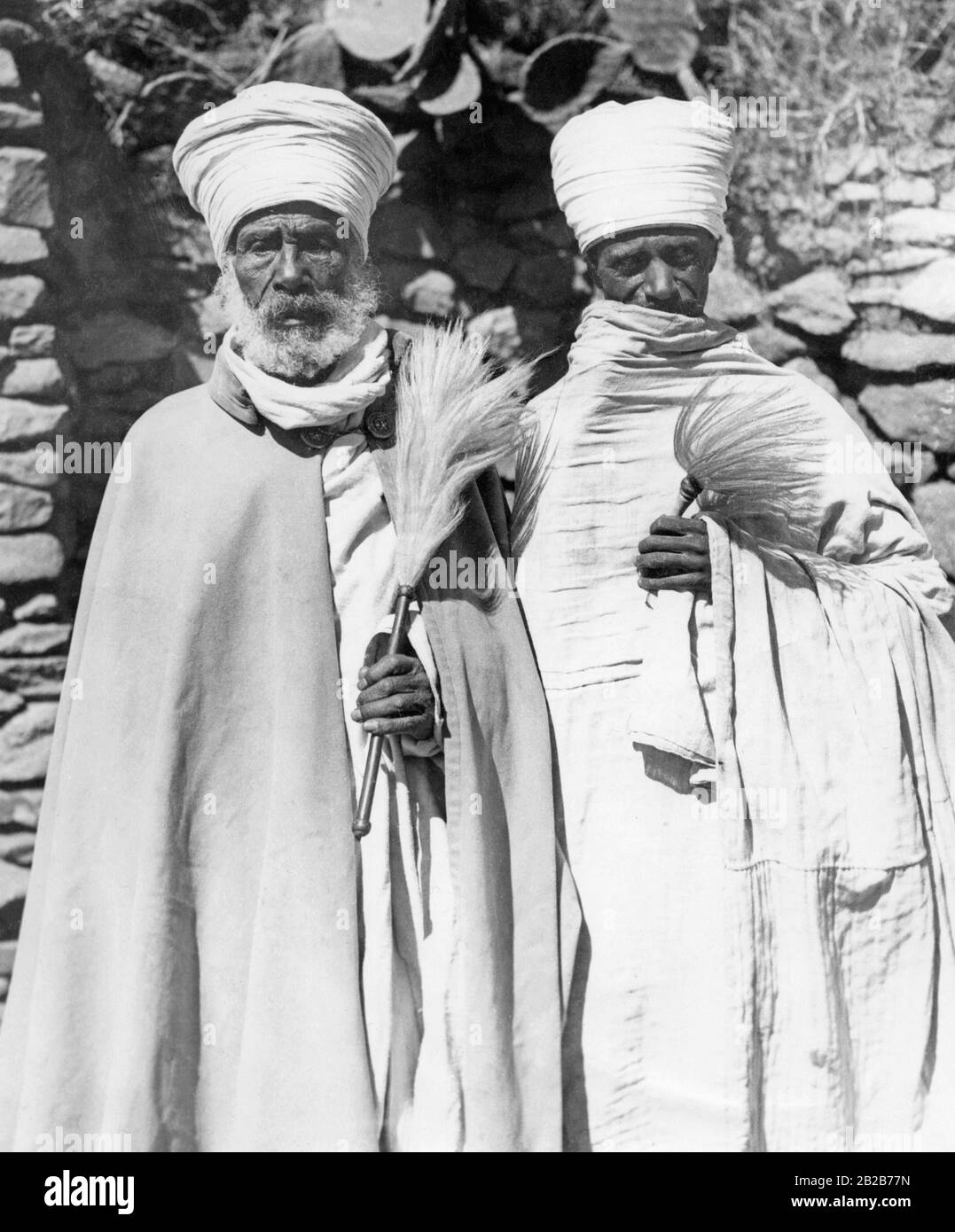 Prêtres abyssinians dans un village capturé par les Italiens. Ils ont été l'un des rares à survivre à l'attaque italienne. Banque D'Images