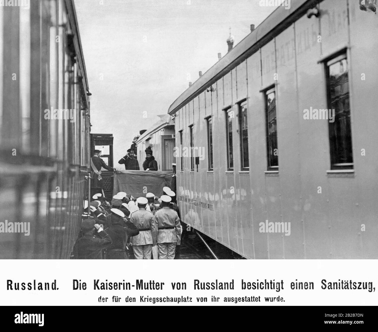 La mère du dernier empereur russe Nicolas II, Maria Fjodorowa Romanowa, inspecte un train d'aide médicale pendant la guerre russo-japonaise. Banque D'Images