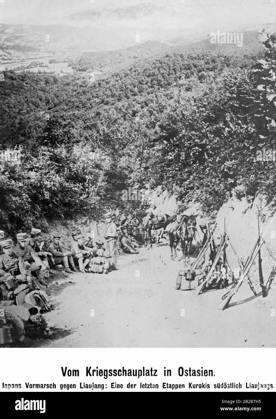 Des soldats japonais se reposant au bord d'un cricket sur leur chemin vers Liaoyang. Banque D'Images