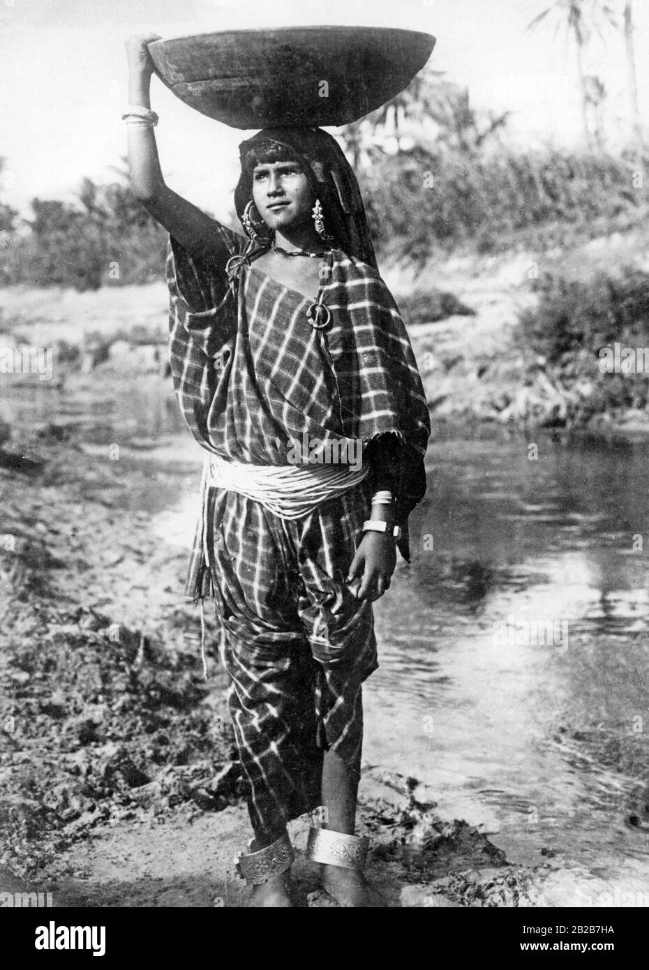 Bedouin fille de l'oasis de Gabes en Tunisie. La photo n'est pas datée. Banque D'Images