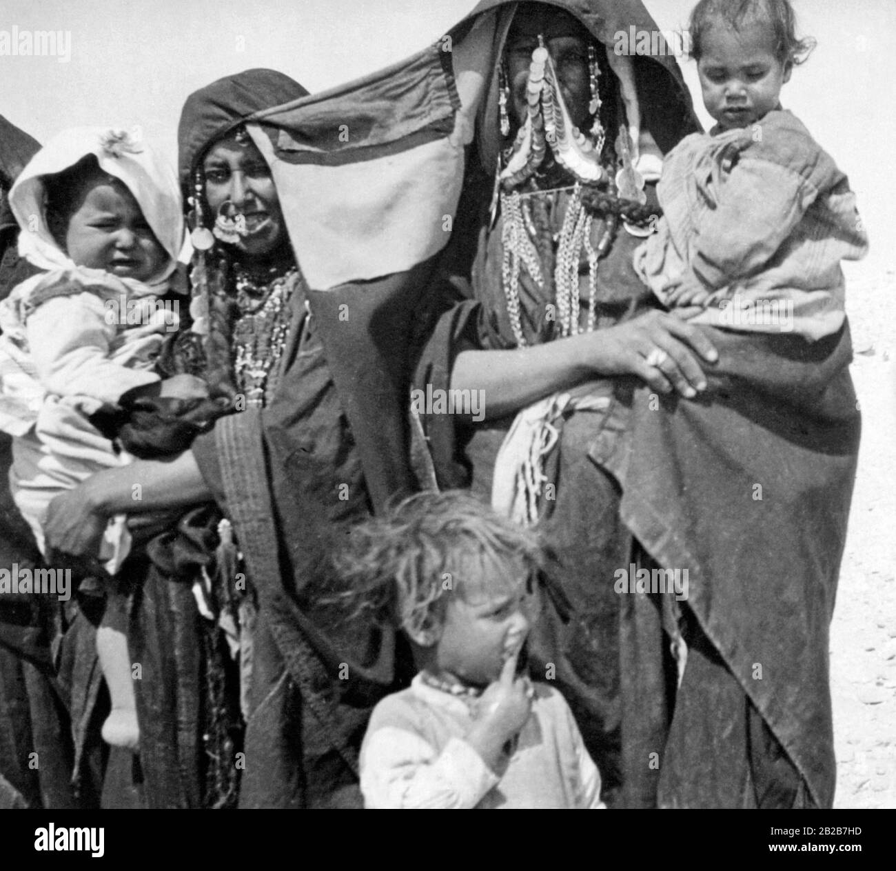Les femmes bédouines du Sinaï couvrent leurs visages avec des bijoux et des pièces d'or au lieu d'un voile. Banque D'Images