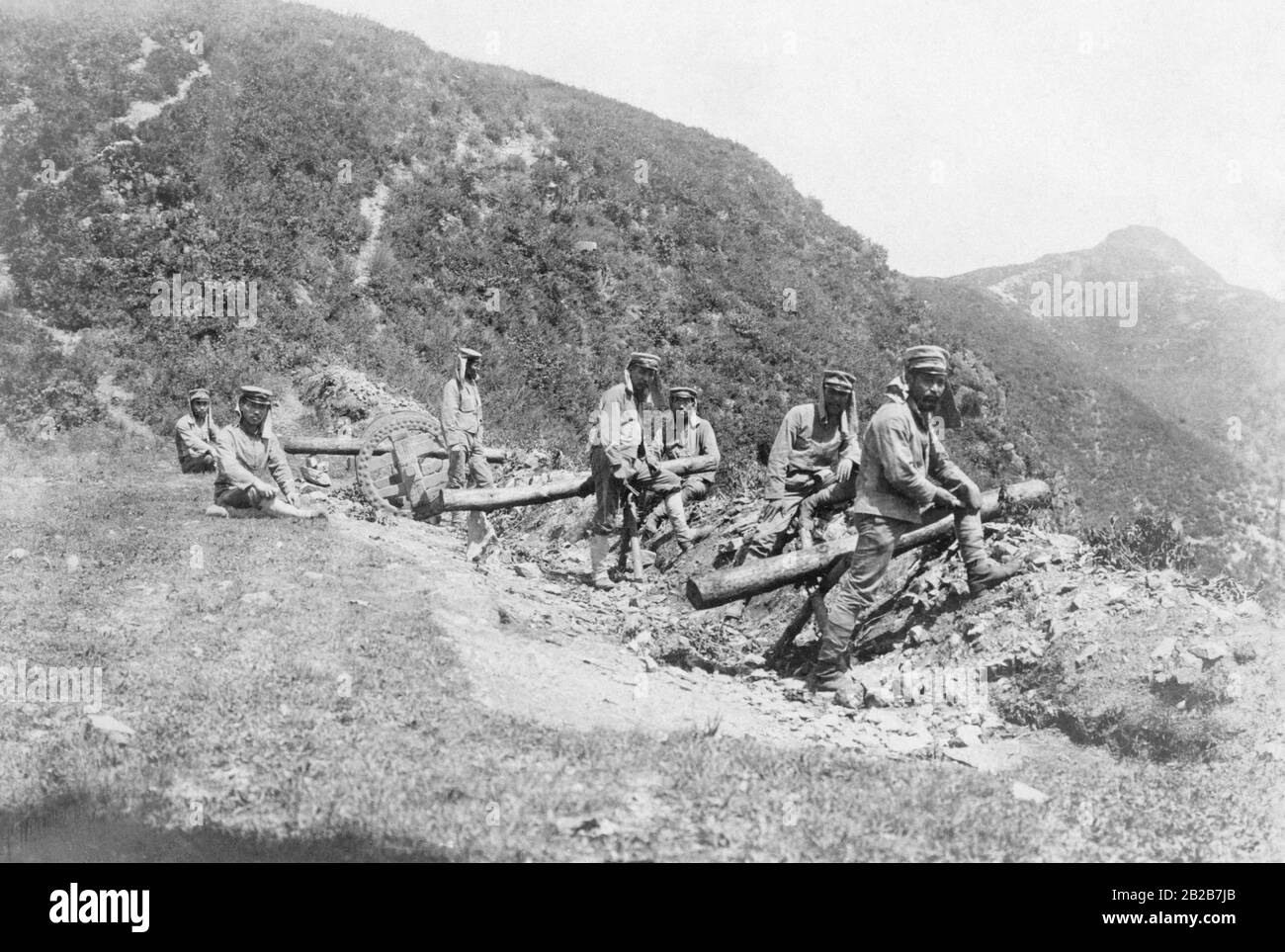 Les soldats japonais occupent une colline et la sécurisent avec de fausses armes. Banque D'Images