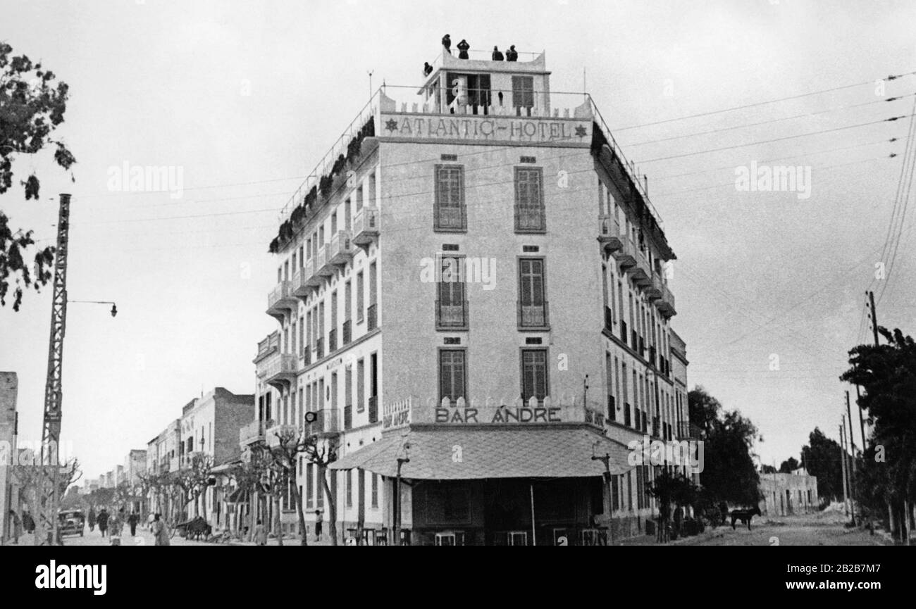 La photo montre le bâtiment le plus élevé à cette époque dans la ville oasis sud-tunisienne de Gabes, qui a été reprise par les Français comme siège militaire de la région en 1938. Banque D'Images