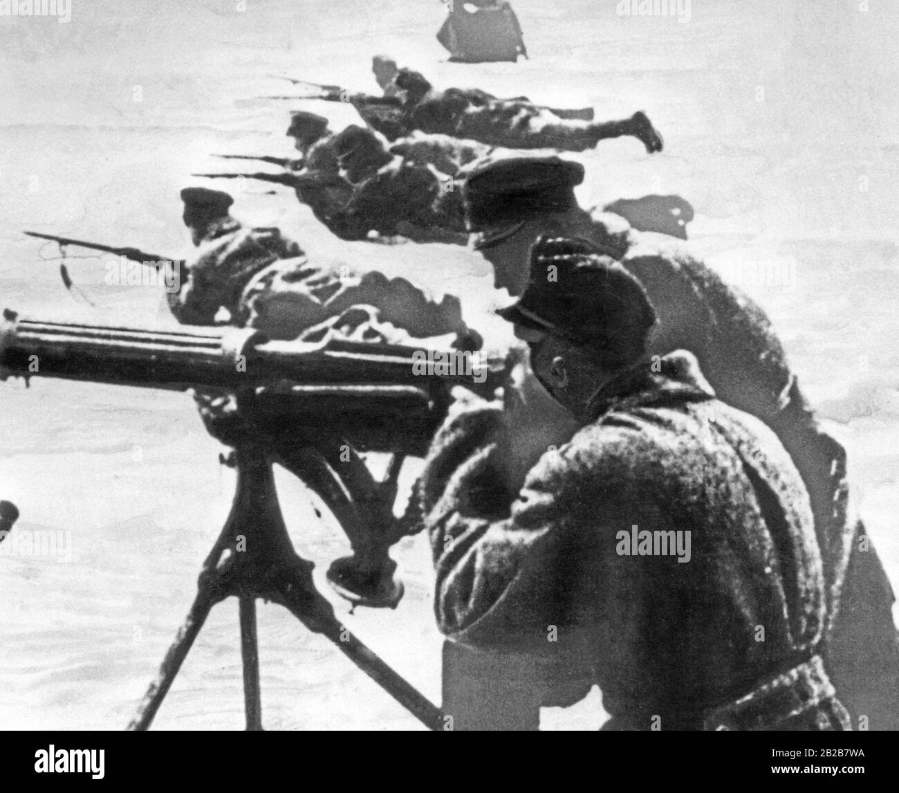 La première attaque de l'Armée rouge menée par Léon Trotsky sur la forteresse de Kronstadt sur l'île de Kotlin pendant la Rébellion de Kronstadt. Les soldats n'avaient pas encore de tarapauline blanche et étaient des cibles très faciles lors de leur attaque sur la glace du golfe de Finlande, près de 80% des attaquants ont été tués. Voici un groupe de mitrailleuses de l'Armée rouge pendant leur attaque sur la glace. Banque D'Images