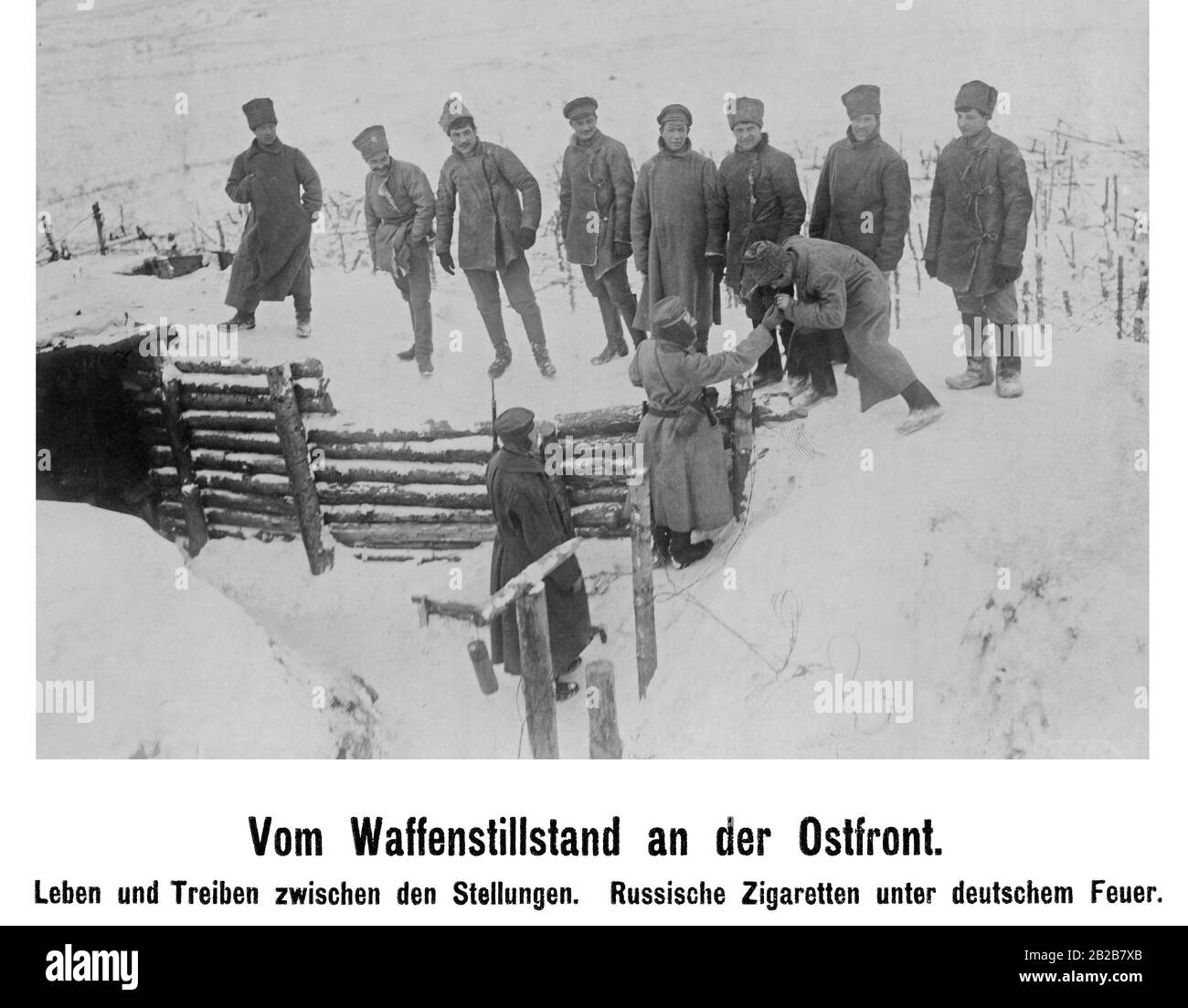 Des soldats allemands et russes sur terre de non-homme entre les positions sur sol neutre. Un soldat allemand allume la cigarette d'un soldat russe. Banque D'Images