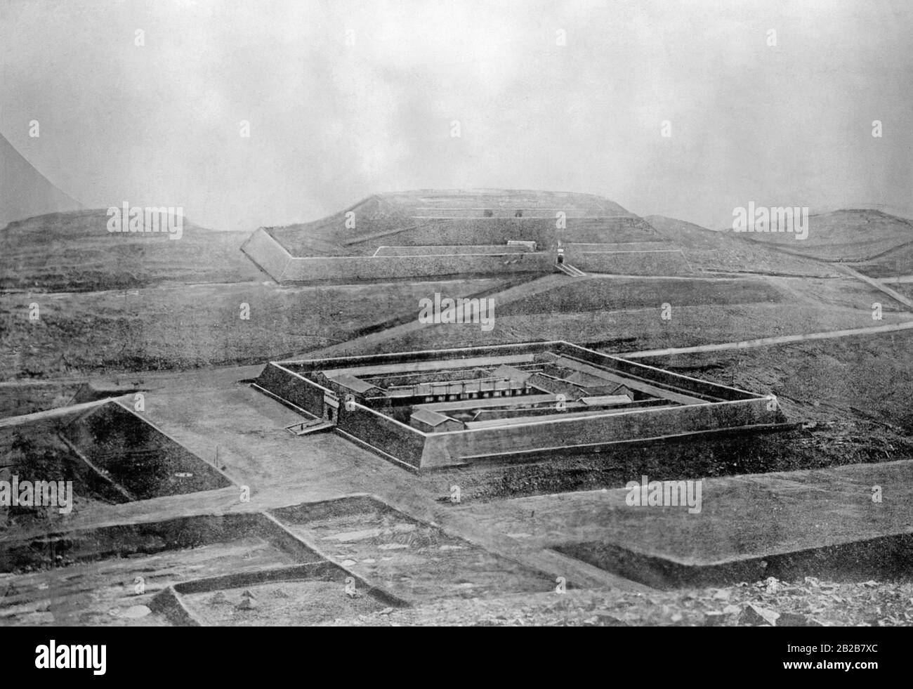 Vue sur la colline du fort Mantow près de Port Arthur, aujourd'hui Lüshunkou. Banque D'Images