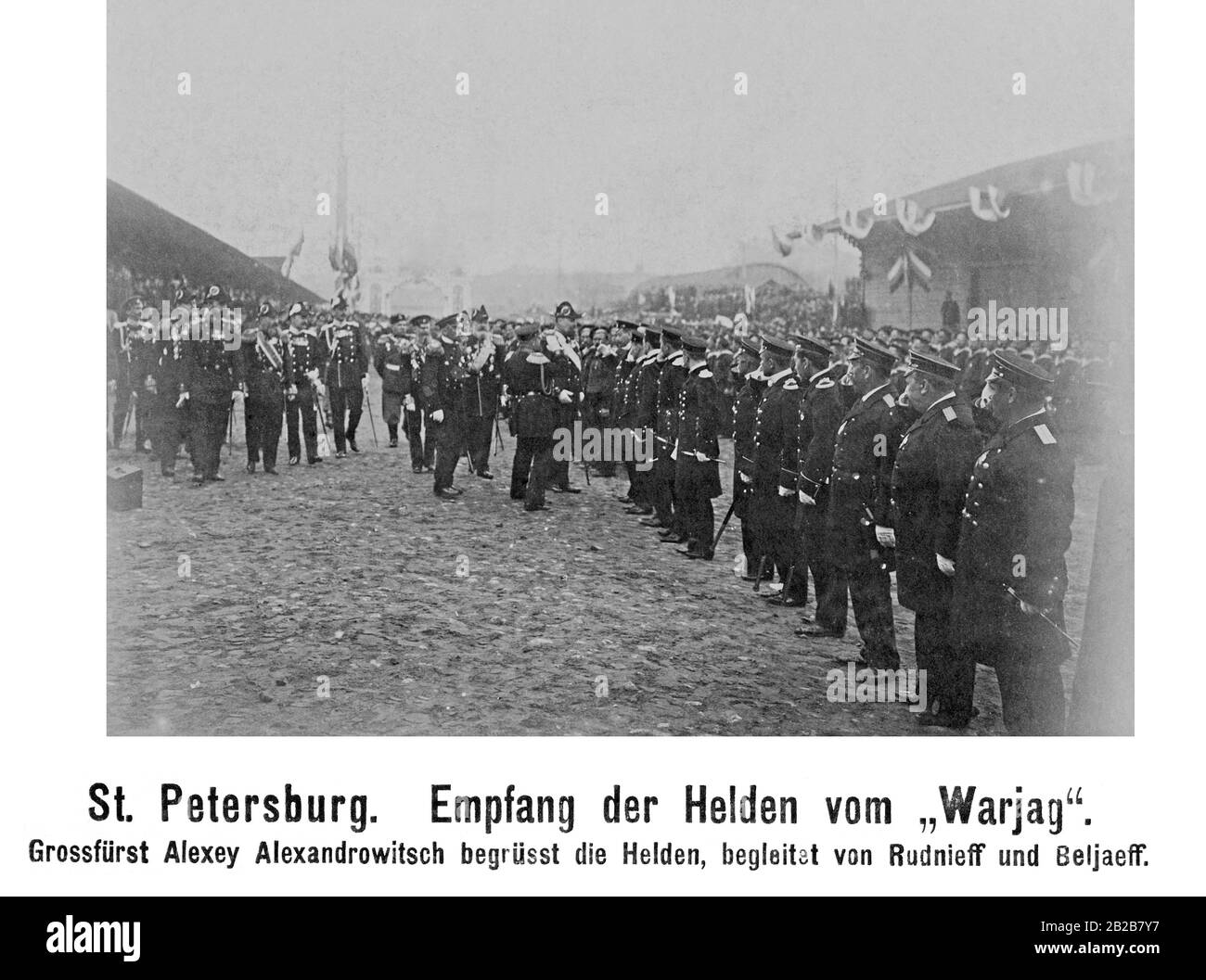 Réception des héros du navire "Warjag", qui avait remporté une bataille navale contre les Japonais le 09.02.1904 (pendant la guerre russo-japonaise). Le Grand-duc Alexey Alexandrovitch les accueille à leur arrivée à la gare de Nikolay à Saint-Pétersbourg. Banque D'Images