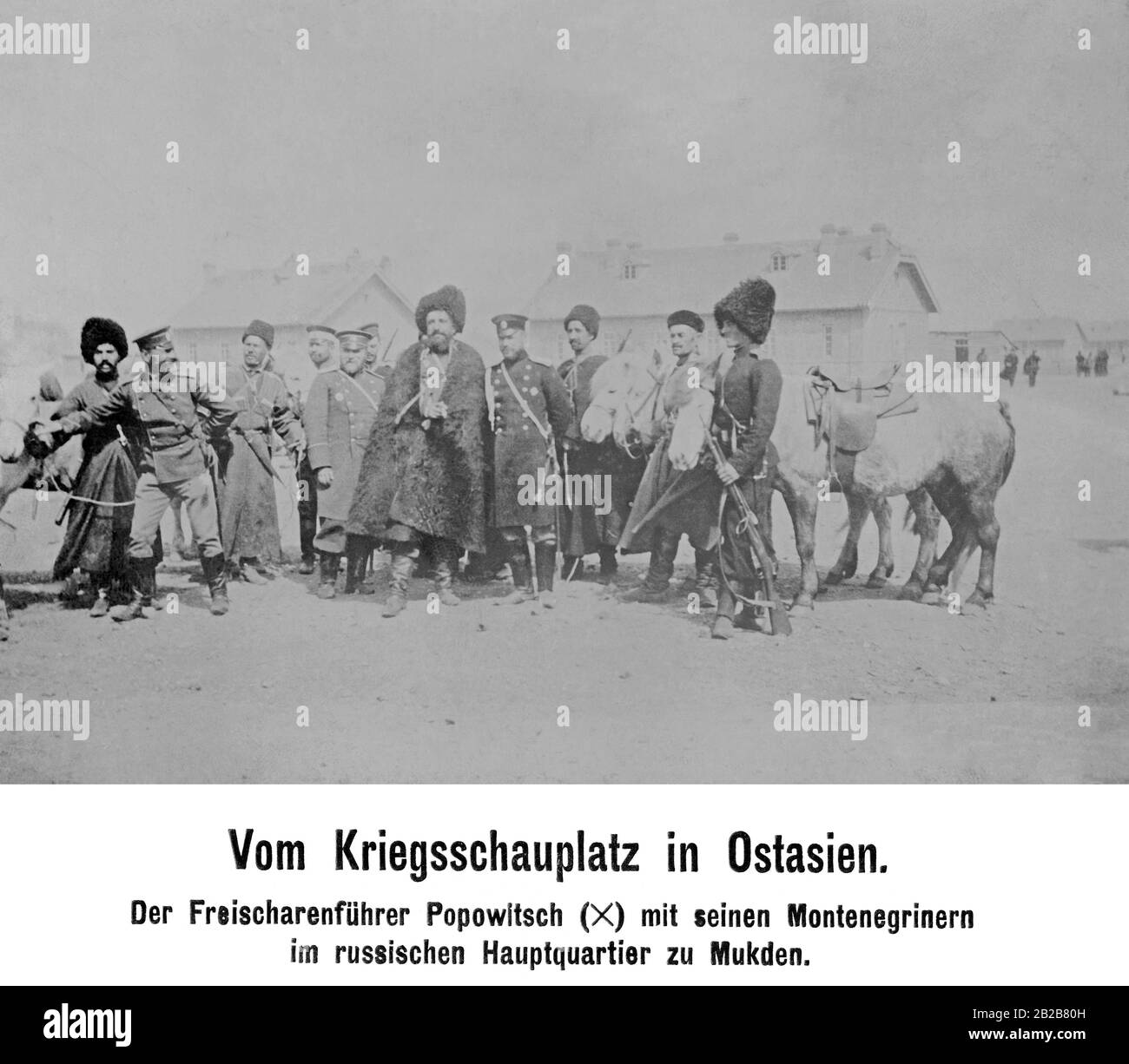 Pendant la guerre russo-japonaise en Asie de l'est: Le chef du corps bénévole russe, Popovich, avec ses monténégrins dans le siège russe à Mukden, aujourd'hui Shenyang. Banque D'Images