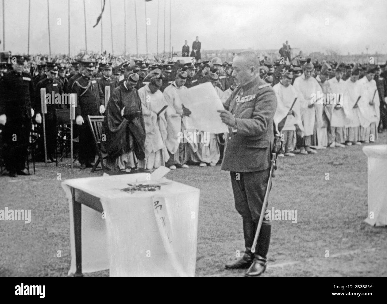 L'amiral japonais Nakamura tient un service commémoratif pour les soldats japonais tombés à Manchuria. En arrière-plan sont les prêtres de Shinto. (Photo non datée, env. années 1930) Banque D'Images