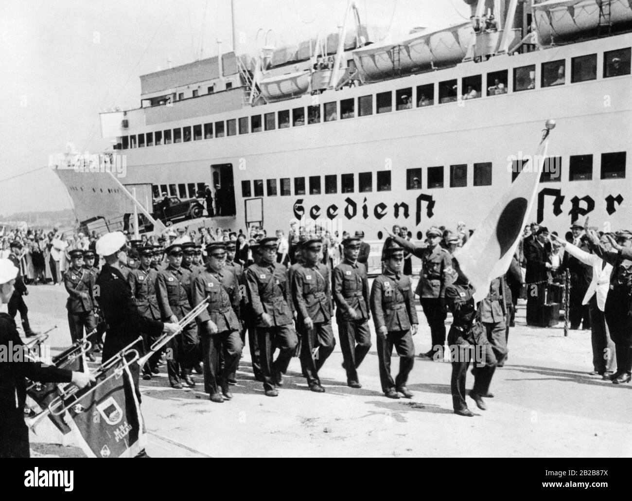 La direction d'une organisation japonaise de jeunes visitant Pillau près de Koenigsberg. Banque D'Images