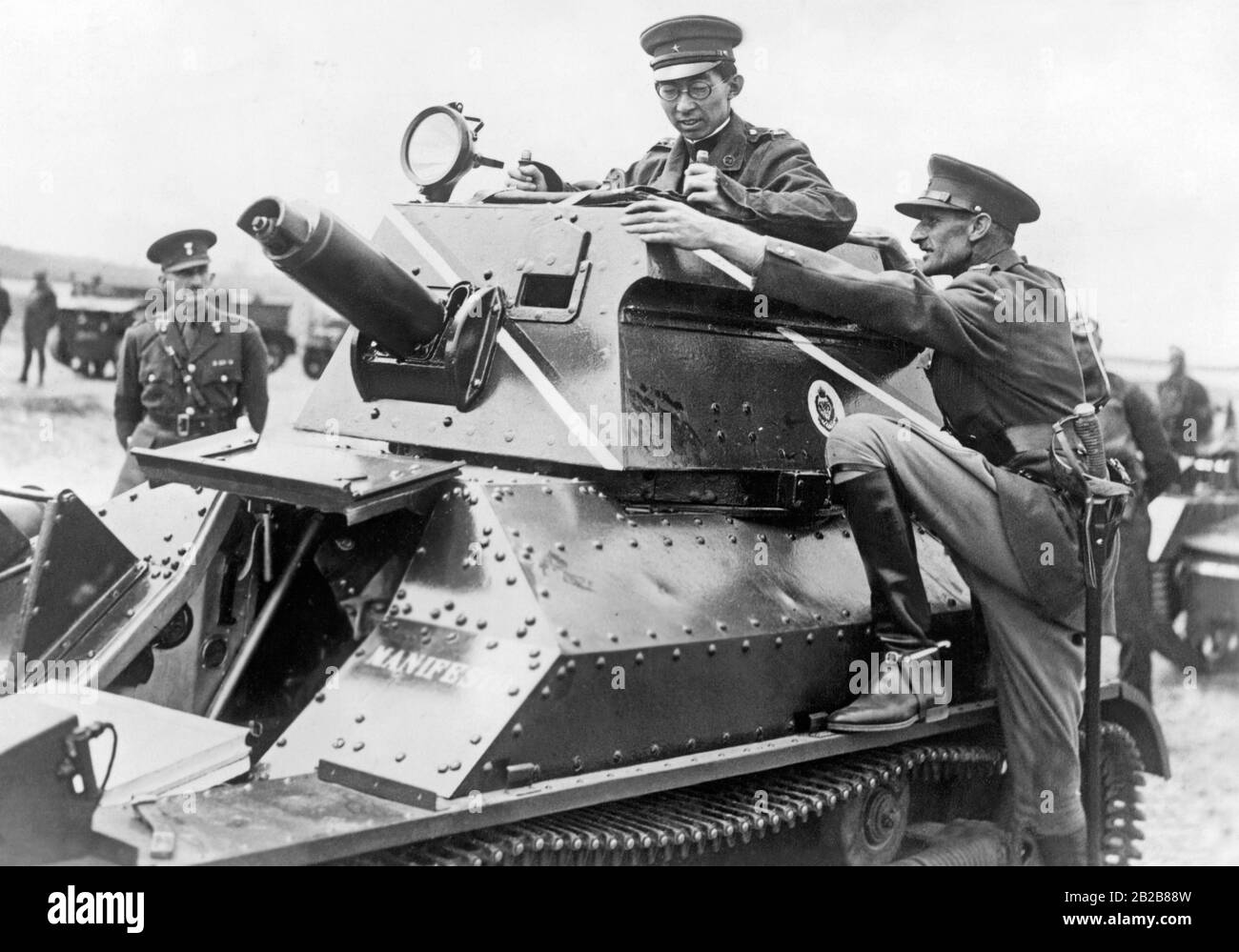 Frère de l'empereur japonais Hirohito, prince Chichibu dans un char de l'armée britannique lors d'une visite à Aldershot au Royaume-Uni. Banque D'Images
