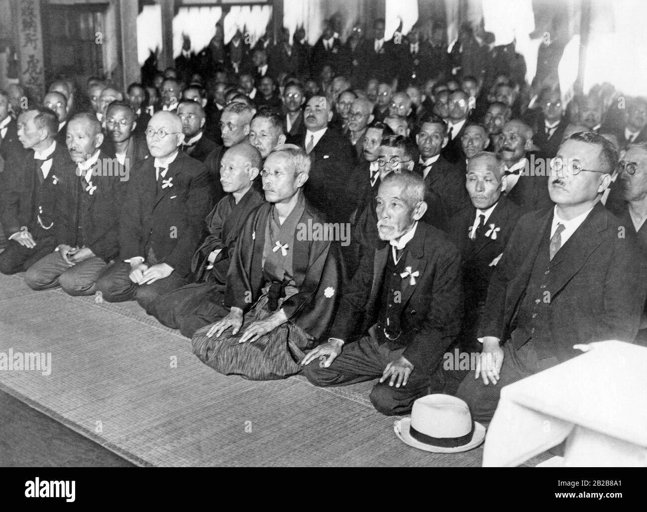 Rencontre du parti japonais Rikken Seiyukai le 29 septembre 1930 à Tsukiji Hongwan-ji, temple bouddhiste à Tokyo, à l'occasion de l'anniversaire de la mort de l'ancien Premier ministre Giichi Tanaka. En première ligne, le président du parti, Tsuyoshi Inukai (2ème à droite). Banque D'Images